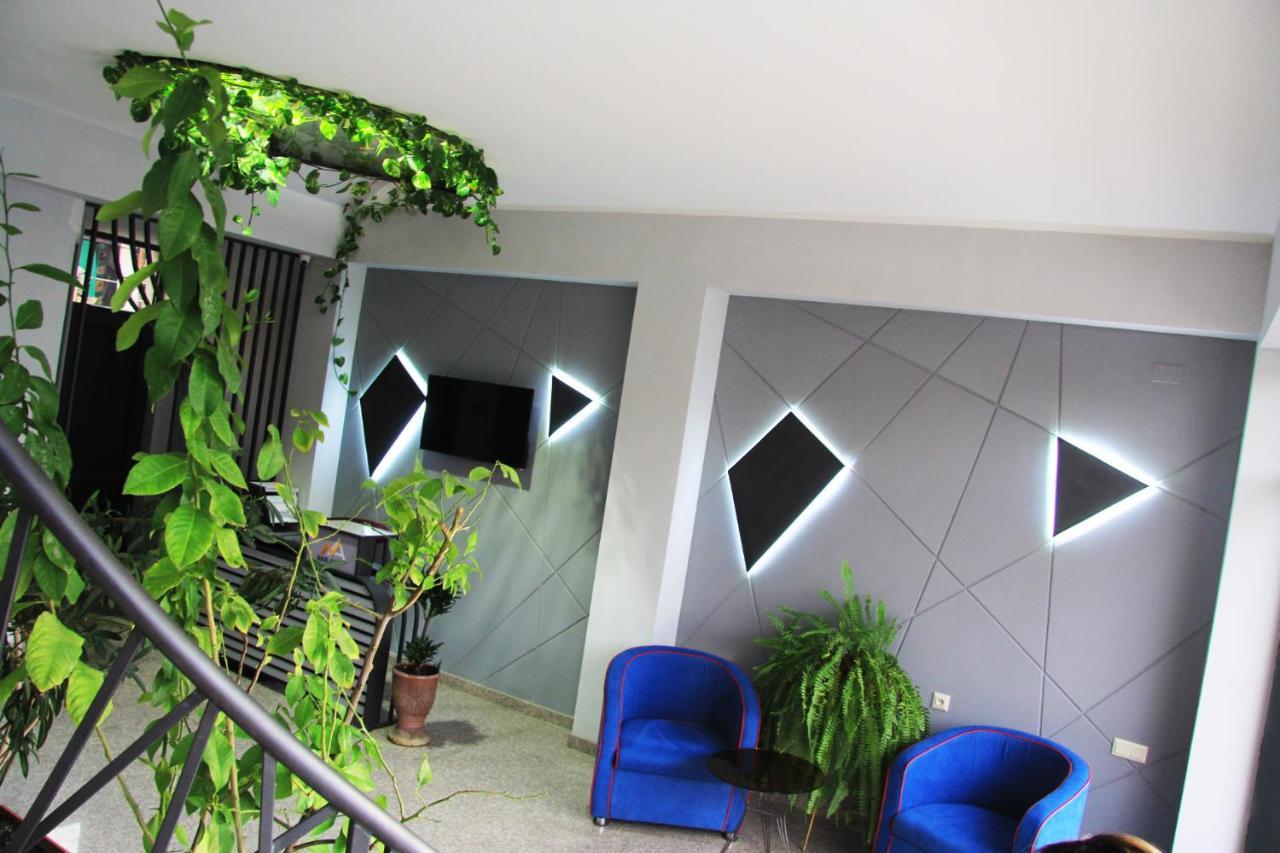 Nice Hotel Erivan Exterior foto