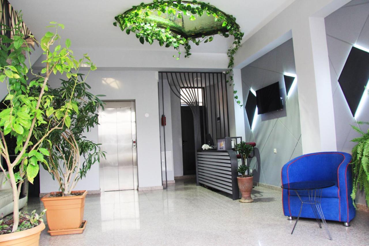 Nice Hotel Erivan Exterior foto