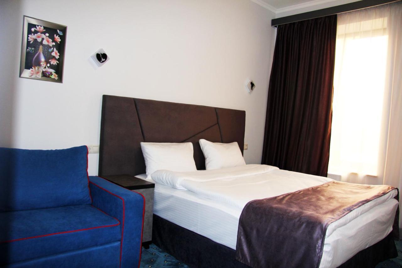Nice Hotel Erivan Exterior foto
